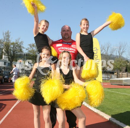 Gelungener Weltrekordversuch. (Zog 7 Autos). Hubert D?rer mit Cheerleader. Villach, am 14.4.2007.
Foto: Kuess
---
pressefotos, pressefotografie, kuess, qs, qspictures, sport, bild, bilder, bilddatenbank