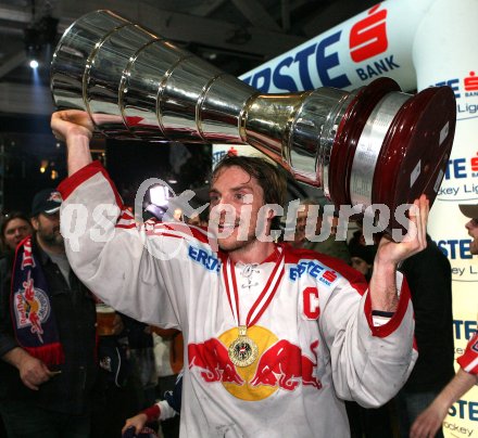 Eishockey Bundesliga. Finale. Red Bull Salzburg gegen VSV. Jubel Salzburg. Kapit?n Dieter Kalt mit dem Meisterpokal. Salzburg, am 5.4.2007.
Foto: Kuess
---
pressefotos, pressefotografie, kuess, qs, qspictures, sport, bild, bilder, bilddatenbank