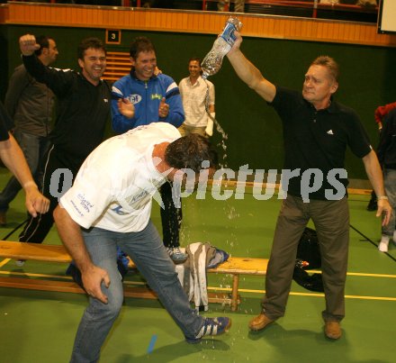 Handball Bundesliga. SC Ferlach gegen Korneuburg. Jubel (Ferlach). Dusche f?r Trainer Boris Levc. Ferlach, am 5.5.2007.
Foto: Kuess
---
pressefotos, pressefotografie, kuess, qs, qspictures, sport, bild, bilder, bilddatenbank