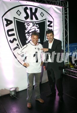 Fussball. Oesterreichische Bundesliga. Praesentation SK Austria Kaernten. Enthuellung des neuen Logos durch Landeshauptmann Joerg Haider und Mario Canori. Klagenfurt, am 23.5.2007.
Foto: Kuess
---
pressefotos, pressefotografie, kuess, qs, qspictures, sport, bild, bilder, bilddatenbank