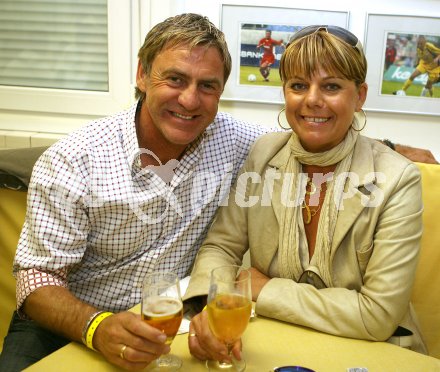 Fussball. Red Zac Liga. FC K?rnten gegen Kapfenberg. Trainer Walter Schachner mit Gattin Conny  (FCK). Klagenfurt, am 27.4.2007.
Foto: Kuess 
---
pressefotos, pressefotografie, kuess, qs, qspictures, sport, bild, bilder, bilddatenbank