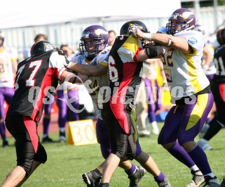 American Football. Carinthian Black Lions gegen Vienna Vikings. Peter Petek, Karl Heinz Buggelsheim (Black Lions). Villach, am 14.4.2007.
Foto: Kuess
---
pressefotos, pressefotografie, kuess, qs, qspictures, sport, bild, bilder, bilddatenbank