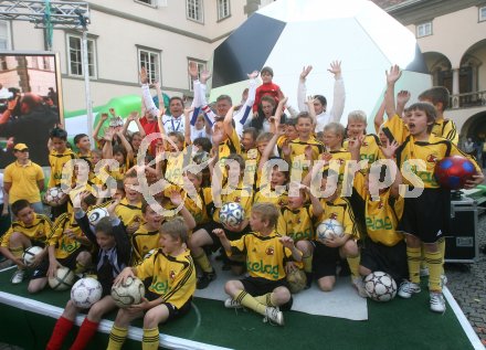 Pr?sentation der Fu?ball-Roadshow ? Enth?llung des begehbaren Fussballs. B?rgermeister Harald Scheucher, Landeshauptmann J?rg Haider. Klagenfurt, am 25.4.2007.
Foto: Kuess
---
pressefotos, pressefotografie, kuess, qs, qspictures, sport, bild, bilder, bilddatenbank