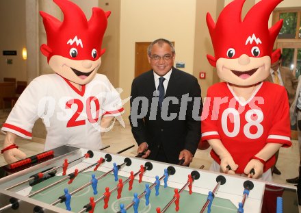 Euro 2008. Felix Magath mit Euro Maskottchen. Klagenfurt, am 17.4.2007.
Foto: Kuess
---
pressefotos, pressefotografie, kuess, qs, qspictures, sport, bild, bilder, bilddatenbank