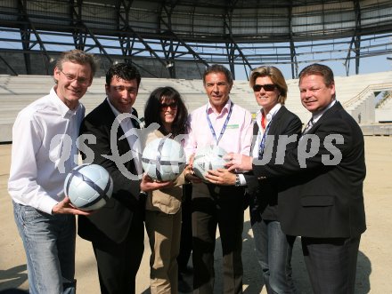 Pressekonferenz FCK neu. Werner Pietsch, Mario Canori, Claudia Schlegel, J?rg Haider, Alexandra Slama, Josef Steindorfer. Klagenfurt, am 21.4.2007.
Foto: Kuess
---
pressefotos, pressefotografie, kuess, qs, qspictures, sport, bild, bilder, bilddatenbank