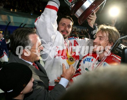 Eishockey Bundesliga. Red Bull Salzburg gegen VSV. Jubel Salzburg. Dieter Kalt sen und jun.. Salzburg, am 5.4.2007.
Foto: Kuess
---
pressefotos, pressefotografie, kuess, qs, qspictures, sport, bild, bilder, bilddatenbank