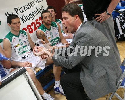 Basketball Bundesliga. W?rthersee Piraten gegen WBC Wels. Trainer Bill Magarity, Stjepan Gavran, Kris Clarkson (Piraten). Klagenfurt, am 29.4.2007.
Foto: Kuess
---
pressefotos, pressefotografie, kuess, qs, qspictures, sport, bild, bilder, bilddatenbank