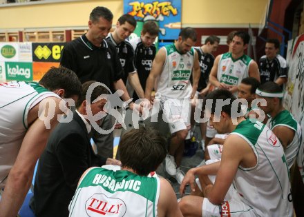 Basketball Bundesliga. W?rthersee Piraten gegen Panthers F?rstenfeld. Timeout. Trainer William Magarity (Piraten). Klagenfurt, am 22.4.2007.
Foto: Kuess
---
pressefotos, pressefotografie, kuess, qs, qspictures, sport, bild, bilder, bilddatenbank