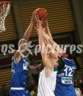 Basketball Bundesliga. W?rhersee Piraten gegen Gmunden. Stjepan Gavran (Piraten), Matthias Mayer, Nerijus Lisauskas (Gmunden). Klagenfurt, am 7.4.2007.
Foto: Kuess
---
pressefotos, pressefotografie, kuess, qs, qspictures, sport, bild, bilder, bilddatenbank