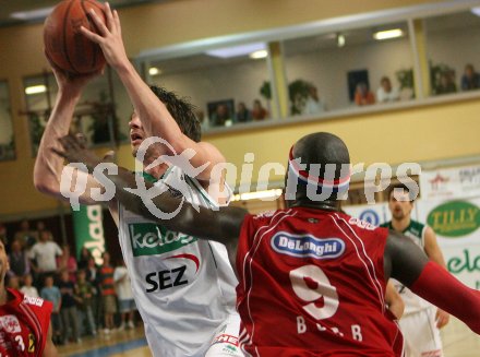 Basketball Bundesliga. W?rthersee Piraten gegen WBC Wels. Selmir Husanovic,  (Piraten),  Curtis Bobb (Wels). Klagenfurt, am 29.4.2007.
Foto: Kuess
---
pressefotos, pressefotografie, kuess, qs, qspictures, sport, bild, bilder, bilddatenbank