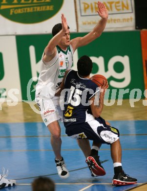 Basketball Bundesliga. W?rthersee Piraten gegen Panthers F?rstenfeld. Srdan Helbich (Piraten), Jason David Detrick (F?rstenfeld). Klagenfurt, am 22.4.2007.
Foto: Kuess
---
pressefotos, pressefotografie, kuess, qs, qspictures, sport, bild, bilder, bilddatenbank