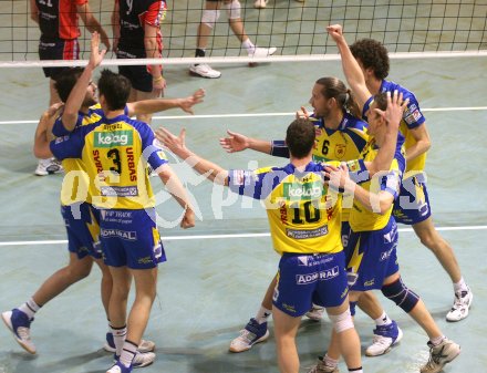 Volleyball Bundesliga. Aich/Dob gegen HYPO VBK. Jubel Aich/Dob.
Bleiburg, 22.3.2007.
Foto: Kuess
---
pressefotos, pressefotografie, kuess, qs, qspictures, sport, bild, bilder, bilddatenbank