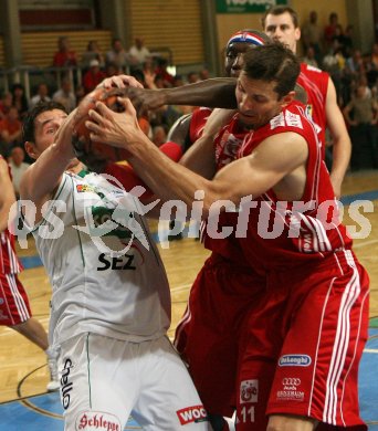 Basketball Bundesliga. W?rthersee Piraten gegen WBC Wels. Andreas Kuttnig (Piraten), Stanek, Curtis Bobb (Wels). Klagenfurt, am 29.4.2007.
Foto: Kuess
---
pressefotos, pressefotografie, kuess, qs, qspictures, sport, bild, bilder, bilddatenbank