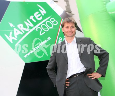 Pr?sentation der Fu?ball-Roadshow ? Enth?llung des begehbaren Fussballs. J?rg Schretter. Klagenfurt, am 25.4.2007.
Foto: Kuess
---
pressefotos, pressefotografie, kuess, qs, qspictures, sport, bild, bilder, bilddatenbank