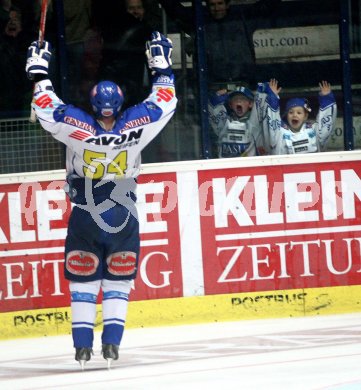 Eishockey Bundesliga. VSV gegen Liwest Black Wings Linz. Jubel VSV. Dany Bousquet. Villach, am 20.3.2007.
Foto: Kuess
---
pressefotos, pressefotografie, kuess, qs, qspictures, sport, bild, bilder, bilddatenbank