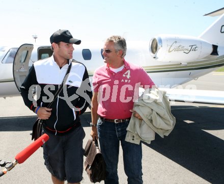 Tennis. Andy Roddick landet am Flughafen Klagenfurt. Ronnie Leitgeb. Klagenfurt, am 19.5.2007.
Foto: Kuess
---
pressefotos, pressefotografie, kuess, qs, qspictures, sport, bild, bilder, bilddatenbank