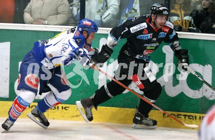 Eishockey Bundesliga. VSV gegen Liwest Black Wings Linz. Devin Edgerton (VSV), James Desmarais (Linz). Villach, am 20.3.2007.
Foto: Kuess
---
pressefotos, pressefotografie, kuess, qs, qspictures, sport, bild, bilder, bilddatenbank