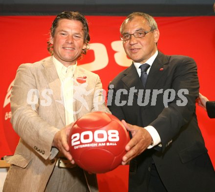 Euro 2008. Frenkie Schinkels, Felix Magath . Klagenfurt, am 17.4.2007.
Foto: Kuess
---
pressefotos, pressefotografie, kuess, qs, qspictures, sport, bild, bilder, bilddatenbank