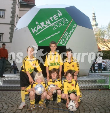 Pr?sentation der Fu?ball-Roadshow ? Enth?llung des begehbaren Fussballs. K?rntens   Landeshauptmann J?rg Haider, Klagenfurts B?rgermeister Harald Scheucher,. Klagenfurt, am 25.4.2007.
---
pressefotos, pressefotografie, kuess, qs, qspictures, sport, bild, bilder, bilddatenbank