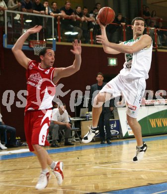 Basketball. Kelag W?rthersee Piraten gegen Lions Traiskirchen. Srdan Helbich (Piraten), David Geisler (Traiskirchen). Klagenfurt, 14.4.2007.
Foto. Kuess
---
pressefotos, pressefotografie, kuess, qs, qspictures, sport, bild, bilder, bilddatenbank