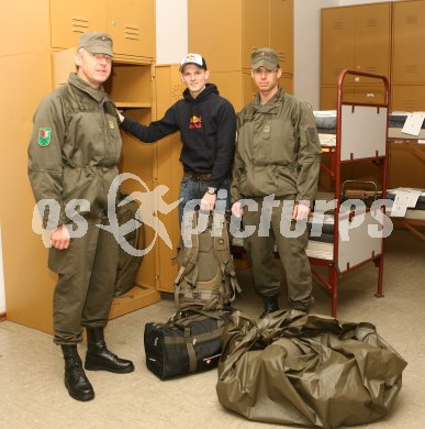 Einr?ckung zum Grundwehrdienst. Kaserne Spittal. Obstlt. Kury Rudolf, Thomas Morgenstern, Olt. Philipp Egele. Spittal, 2.4.2007.
Foto: Kuess
---
pressefotos, pressefotografie, kuess, qs, qspictures, sport, bild, bilder, bilddatenbank