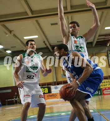 Basketball Bundesliga. W?rhersee Piraten gegen Gmunden. Selmir Husanovic (Piraten), Ian Boylan (Gmunden). Klagenfurt, am 7.4.2007.
Foto: Kuess
---
pressefotos, pressefotografie, kuess, qs, qspictures, sport, bild, bilder, bilddatenbank