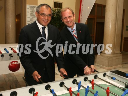 Euro 2008. Felix Magath und Heinz Palme. Klagenfurt, am 17.4.2007.
Foto: Kuess
---
pressefotos, pressefotografie, kuess, qs, qspictures, sport, bild, bilder, bilddatenbank