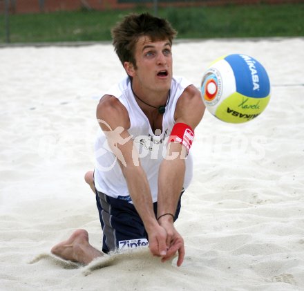 Beachvolleyball. Pressekonferenz. Xandi Huber. Klagenfurt, am 4.5.2007.
Foto: Kuess
---
pressefotos, pressefotografie, kuess, qs, qspictures, sport, bild, bilder, bilddatenbank