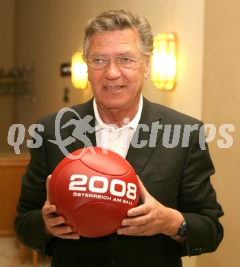 Fussball. Euro 2008. ?sterreich am Ball. B?rgermeister Harald Scheucher. Klagenfurt, am 17.4.2007.
Foto: Kuess
---
pressefotos, pressefotografie, kuess, qs, qspictures, sport, bild, bilder, bilddatenbank