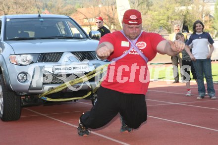 Gelungener Weltrekordversuch. (Zog 7 Autos). Hubert D?rer. Villach, am 14.4.2007.
Foto: Kuess
---
pressefotos, pressefotografie, kuess, qs, qspictures, sport, bild, bilder, bilddatenbank