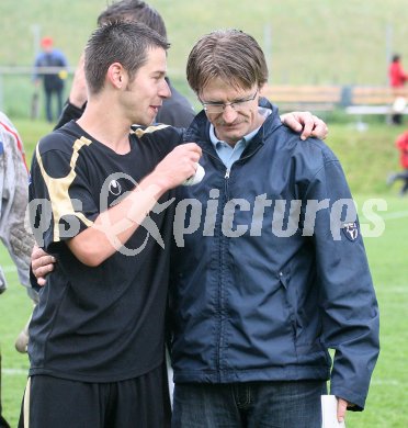 Fussball Kaerntner Liga. Lendorf gegen Bleiburg. Kapitaen Mario Petschnig und Trainer Miha Kreutz (Bleiburg). Lendorf, am 17.5.2007.
Foto: Kuess
---
pressefotos, pressefotografie, kuess, qs, qspictures, sport, bild, bilder, bilddatenbank