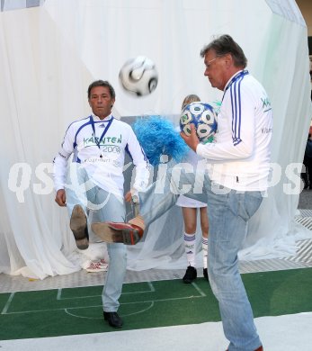 Pr?sentation der Fu?ball-Roadshow ? Enth?llung des begehbaren Fussballs. B?rgermeister Harald Scheucher, Landeshauptmann J?rg Haider. Klagenfurt, am 25.4.2007.
Foto: Kuess
---
pressefotos, pressefotografie, kuess, qs, qspictures, sport, bild, bilder, bilddatenbank