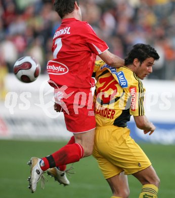 Fussball. Red Zac Liga. FC K?rnten gegen TSV Sparkasse Hartberg. Robert Schellander (FCK), Martin Gremsl (Hartberg). Klagenfurt, am 13.4.2007.
Foto: Kuess
---
pressefotos, pressefotografie, kuess, qs, qspictures, sport, bild, bilder, bilddatenbank