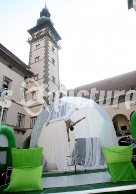 Pr?sentation der Fu?ball-Roadshow ? Enth?llung des begehbaren Fussballs. Fritz Strobl unter Polizeischutz.  Klagenfurt, am 25.4.2007.
Foto: Kuess
---
pressefotos, pressefotografie, kuess, qs, qspictures, sport, bild, bilder, bilddatenbank