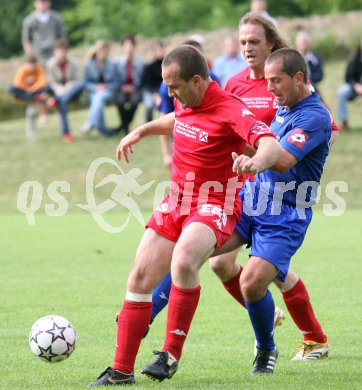 Fussball Unterliga Ost. Koettmannsdorf gegen DSG Sele/Zell. Lucian Florin Orga (Koettmannsdorf), Alexander Mak, Samo Vidovic (Zell). Koettmannsdorf, am 28.5.2007.
---
pressefotos, pressefotografie, kuess, qs, qspictures, sport, bild, bilder, bilddatenbank