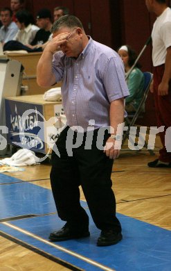 Basketball Bundesliga. W?rhersee Piraten gegen Gmunden. Trainer Robert Gonnen (Gmunden). Klagenfurt, am 7.4.2007.
Foto: Kuess
---
pressefotos, pressefotografie, kuess, qs, qspictures, sport, bild, bilder, bilddatenbank