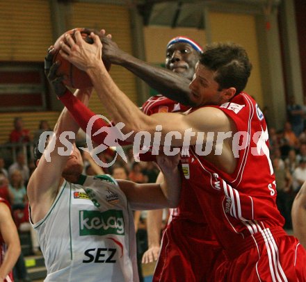 Basketball Bundesliga. W?rthersee Piraten gegen WBC Wels. Andreas Kuttnig (Piraten), Stanek, Curtis Bobb (Wels). Klagenfurt, am 29.4.2007.
Foto: Kuess
---
pressefotos, pressefotografie, kuess, qs, qspictures, sport, bild, bilder, bilddatenbank