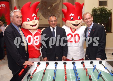 Fussball. Euro 2008. ?sterreich am Ball. Beppo Mauchart,  Felix Magath, Heinz Palme mit Maskottchen. Klagenfurt, am 17.4.2007.
Foto: Kuess
---
pressefotos, pressefotografie, kuess, qs, qspictures, sport, bild, bilder, bilddatenbank