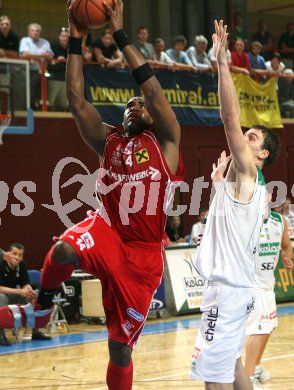 Basketball Bundesliga. W?rthersee Piraten gegen WBC Wels. Stjepan Gavran (Piraten), Richard Elias Andreson (Wels). Klagenfurt, am 29.4.2007.
Foto: Kuess
---
pressefotos, pressefotografie, kuess, qs, qspictures, sport, bild, bilder, bilddatenbank