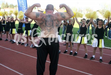 Gelungener Weltrekordversuch. (Zog 7 Autos). Hubert D?rer. Villach, am 14.4.2007.
Foto: Kuess
---
pressefotos, pressefotografie, kuess, qs, qspictures, sport, bild, bilder, bilddatenbank