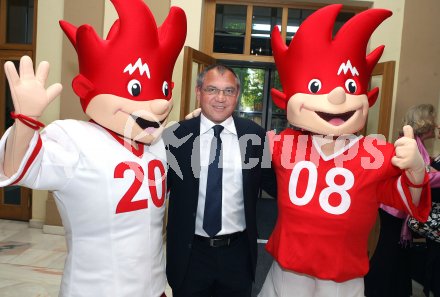 Euro 2008. Felix Magath mit Euro Maskottchen. Klagenfurt, am 17.4.2007.
Foto: Kuess
---
pressefotos, pressefotografie, kuess, qs, qspictures, sport, bild, bilder, bilddatenbank