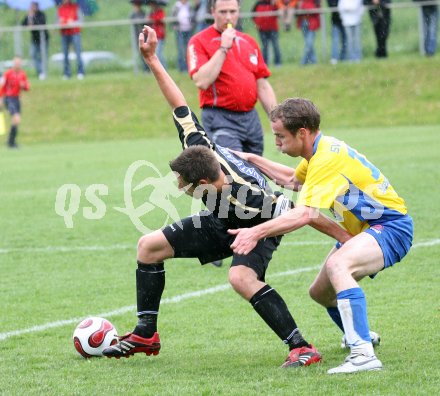 Fussball Kaerntner Liga. Lendorf gegen Bleiburg. Andreas Rohrer (Lendorf), Mario Petschnig (Bleiburg). Lendorf, am 17.5.2007.
Foto: Kuess
---
pressefotos, pressefotografie, kuess, qs, qspictures, sport, bild, bilder, bilddatenbank