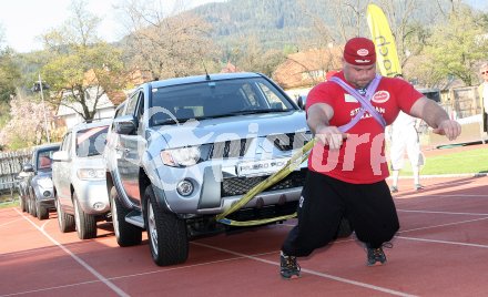 Gelungener Weltrekordversuch. (Zog 7 Autos). Hubert D?rer. Villach, am 14.4.2007.
Foto: Kuess
---
pressefotos, pressefotografie, kuess, qs, qspictures, sport, bild, bilder, bilddatenbank