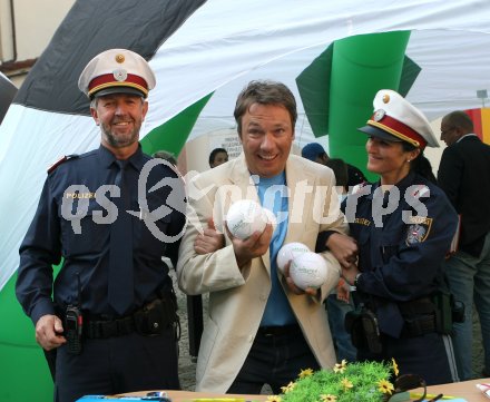 Pr?sentation der Fu?ball-Roadshow ? Enth?llung des begehbaren Fussballs. Fritz Strobl unter Polizeischutz.  Klagenfurt, am 25.4.2007.
Foto: Kuess
---
pressefotos, pressefotografie, kuess, qs, qspictures, sport, bild, bilder, bilddatenbank