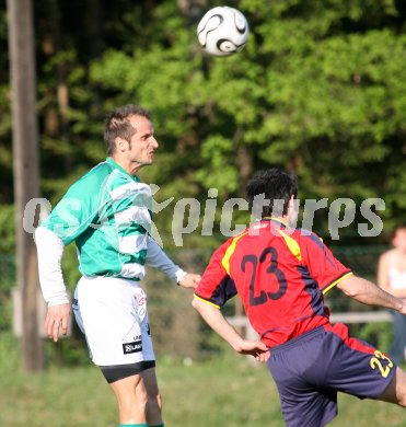 Fussball K?rntner Liga. ATUS Ferlach gegen Landskron. Dusan Cosic(Ferlach), Peter Hohenberger (Landskron). Ferlach, am 28.4.2007.
Foto: Kuess
---
pressefotos, pressefotografie, kuess, qs, qspictures, sport, bild, bilder, bilddatenbank