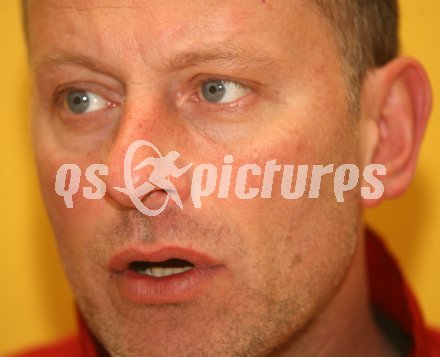 Eishockey Nationalteam. Teamtrainer Jim Boni. Klagenfurt, am 6.4.2007.
Foto: Kuess
---
pressefotos, pressefotografie, kuess, qs, qspictures, sport, bild, bilder, bilddatenbank