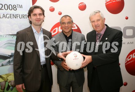 Pressekonferenz mit Felix Magath. Christian Schm?lzer, Felix Magath, Thomas Partl . Klagenfurt, 17.4.2007
Foto: Kuess
---
pressefotos, pressefotografie, kuess, qs, qspictures, sport, bild, bilder, bilddatenbank