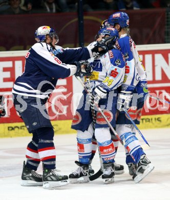 Eishockey Bundesliga. VSV gegen Red Bull Salzburg. Markus Peintner  (VSV) mu? einen Faustschlag von Stefan Pittl (Salzburg) einstecken . Villach, am 3.4.2007.
Foto: Kuess
---
pressefotos, pressefotografie, kuess, qs, qspictures, sport, bild, bilder, bilddatenbank