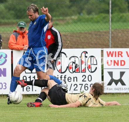 Fu?ball K?rntner Liga. Griffen gegen VSV. Adolf Ellersdorfer (Griffen), Bernhard Wulz (VSV). Griffen, am 5.5.2007.
Foto: Kuess
---
pressefotos, pressefotografie, kuess, qs, qspictures, sport, bild, bilder, bilddatenbank