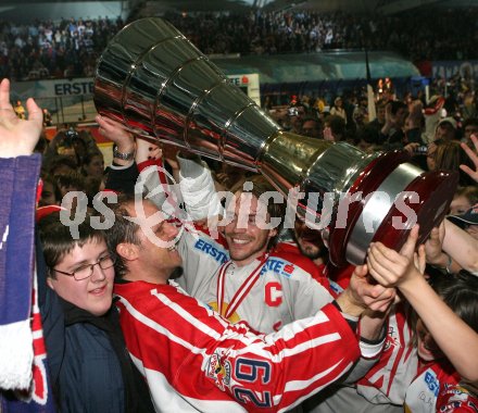 Eishockey Bundesliga. Red Bull Salzburg gegen VSV. Jubel Salzburg. Dieter Kalt. Salzburg, am 5.4.2007.
Foto: Kuess
---
pressefotos, pressefotografie, kuess, qs, qspictures, sport, bild, bilder, bilddatenbank